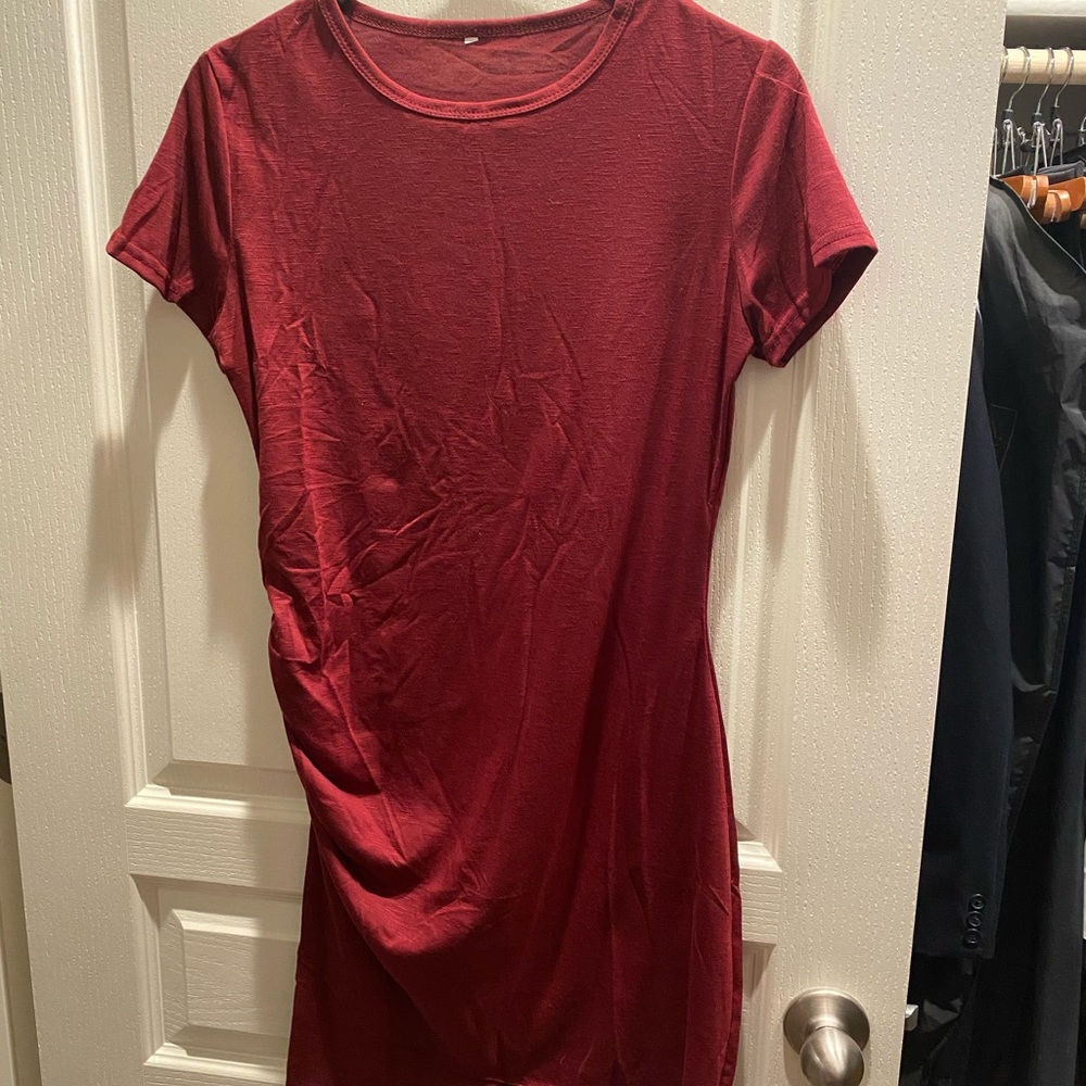 Red midi fitted dress with ruched side